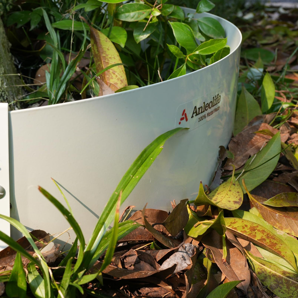 A ANLEOLIFE hammer-in edging is easy to install in soft ground.