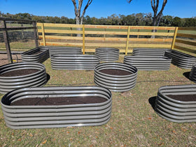 A ANLEOLIFE Heart-Shaped Garden Bed open-bottom design promotes drainage.