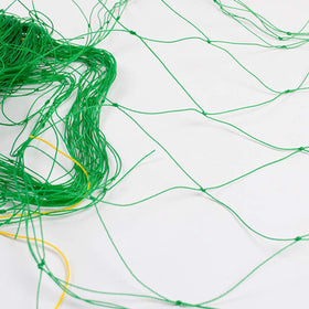Acronde garden netting prevents tangling and assists peas and legumes in growth.