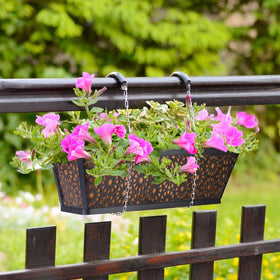 Adnee easy-install window box liner simplifies setup in 24-inch boxes