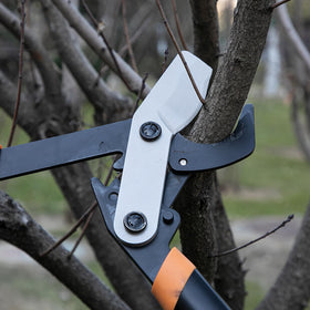 Adnee SK5 lopper blade installation shows screw hole alignment