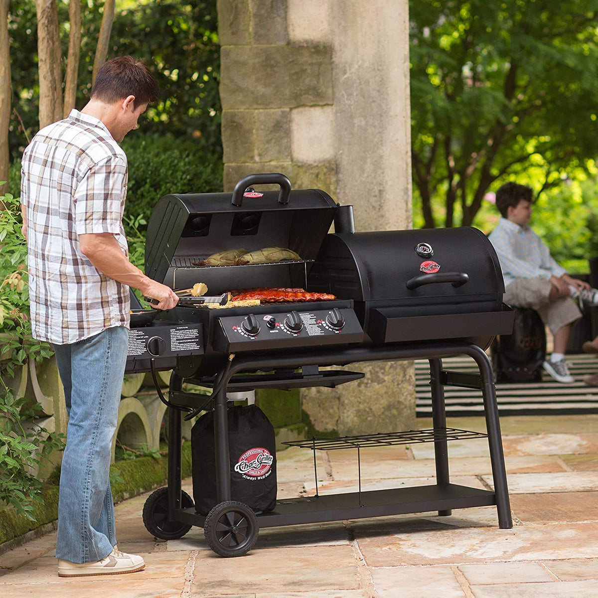 Durable heat plate detail highlighting rust resistance and easy cleaning.