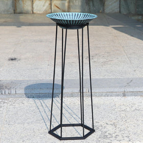 AIHAOKAN indoor-decor-stand adds color and structure to living rooms.