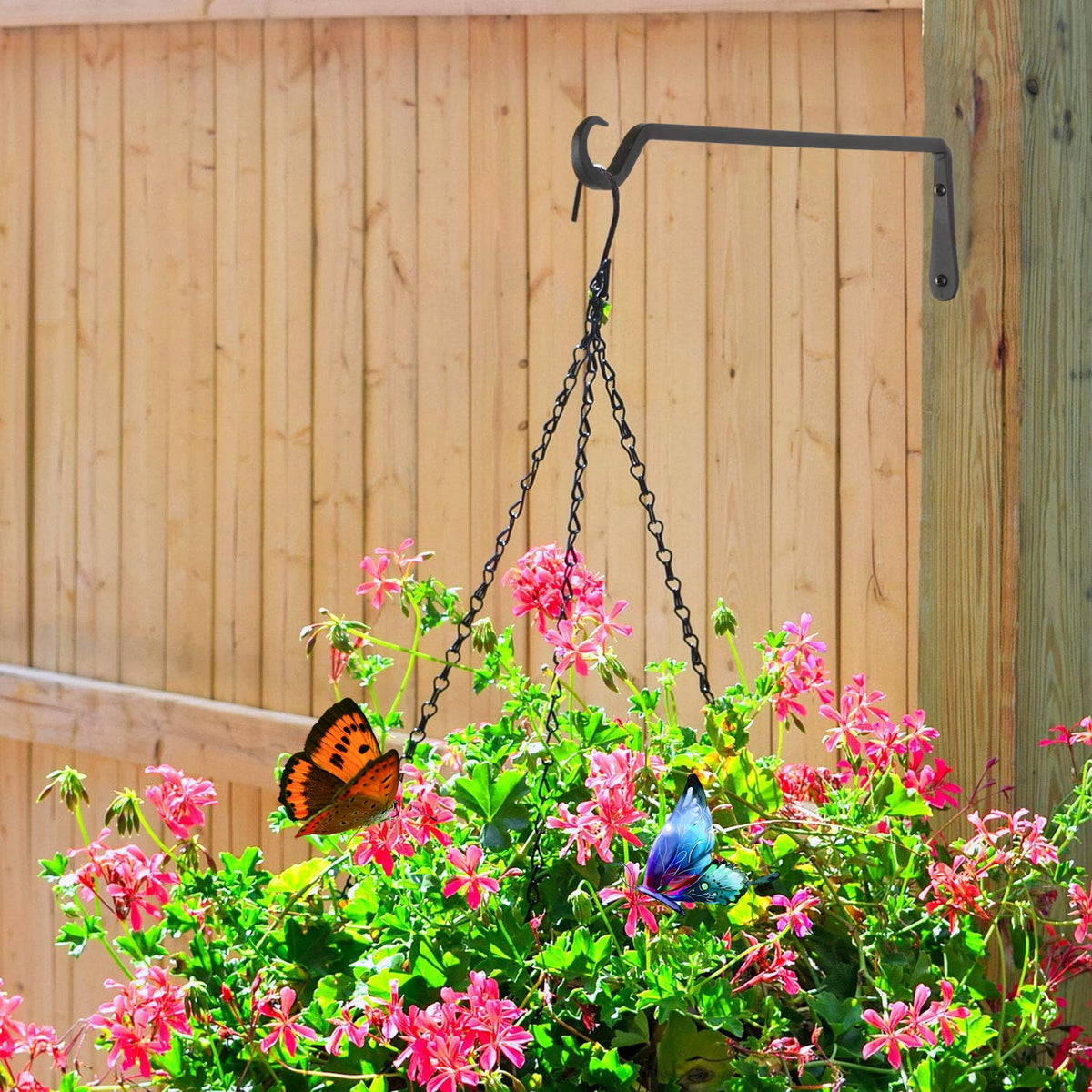 AILIN YELOKIE indoor-outdoor plant hanger adds versatile wall decor