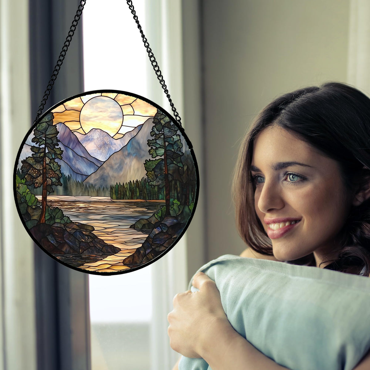 AMDERVEN glass with warm hues enhances living room ambiance.