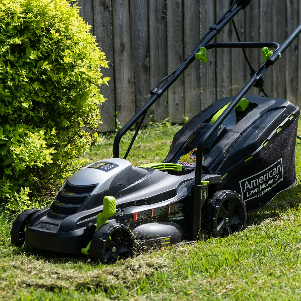 American Lawn Mower Company 50514 compact design enables easy maneuvering around small yards.