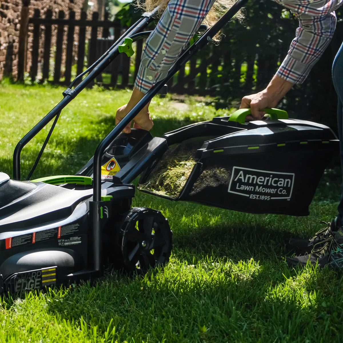 American Lawn Mower Company 50514 lightweight build reduces fatigue during mowing.