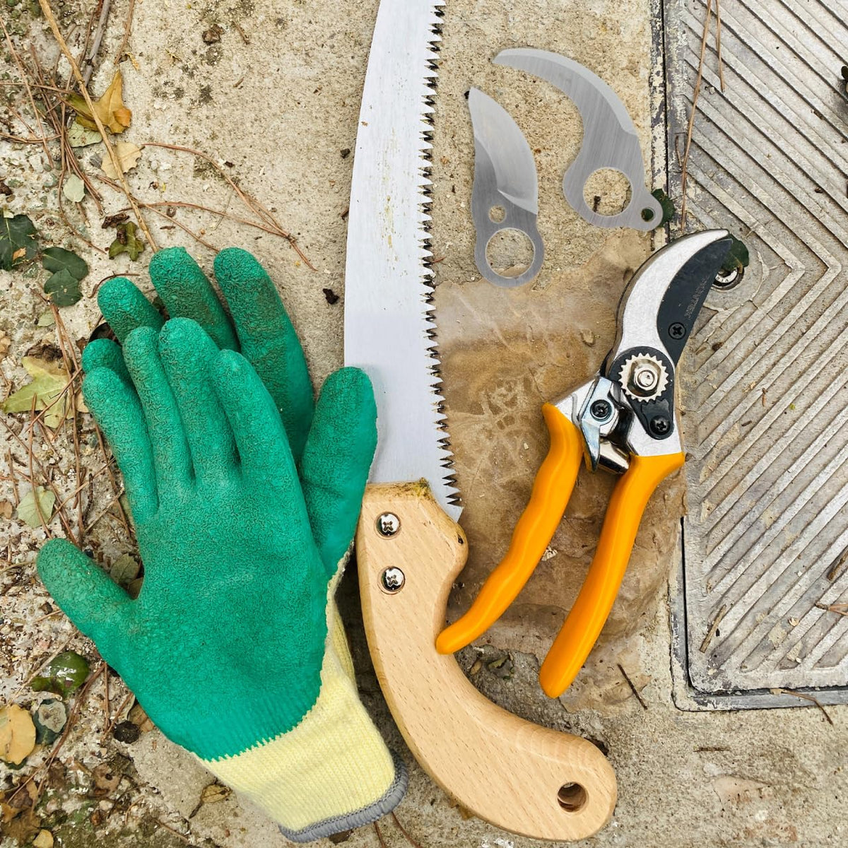 Angoily lightweight garden tool reduces fatigue during long pruning sessions.