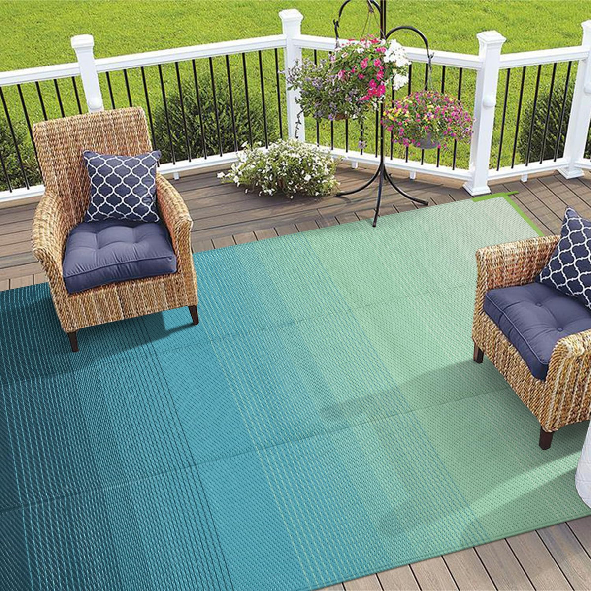 Anidaroel plastic straw weave stands up to high-traffic patios