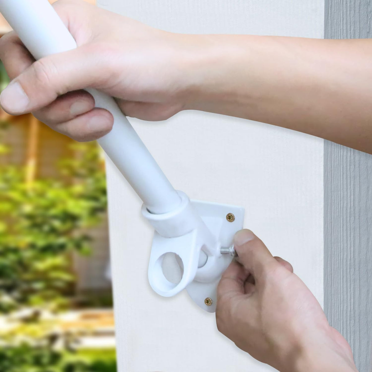Anley rust-free coated bracket withstands outdoor use.