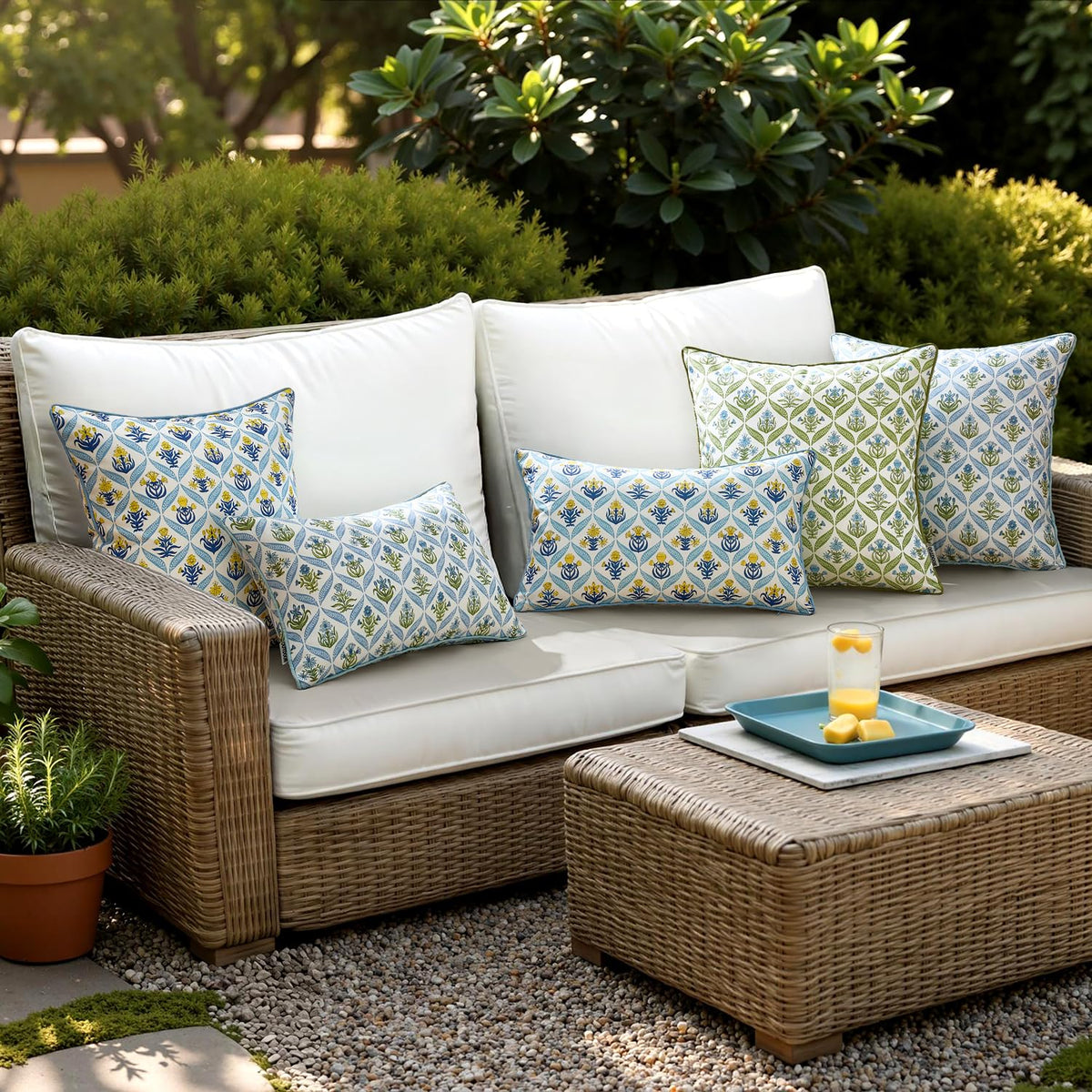 Waterproof outdoor cover resists dew and splashes for garden seating.