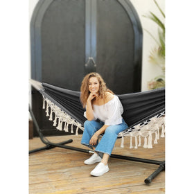 Anyoo Hammock tassel design in white adds elegant yard style.