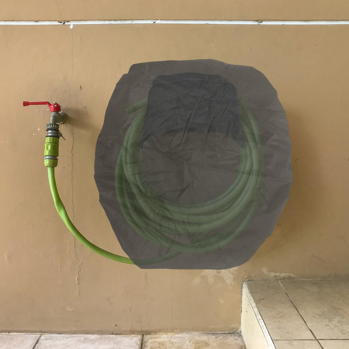 Aogigigio hose cover with elastic drawstring stays secure in windy conditions.