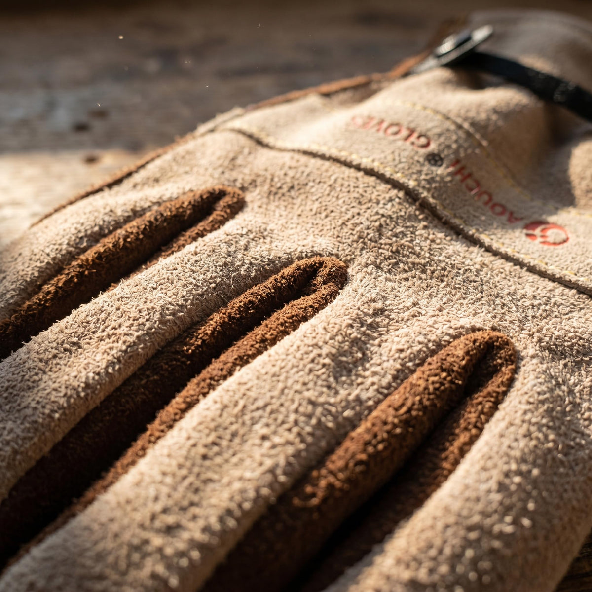 AOUCHI thorn-proof design protects hands during rose and cactus handling.
