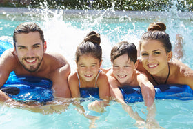 Aqua Clear Algaecide 32 oz pour action demonstrates fast-acting treatment in water.