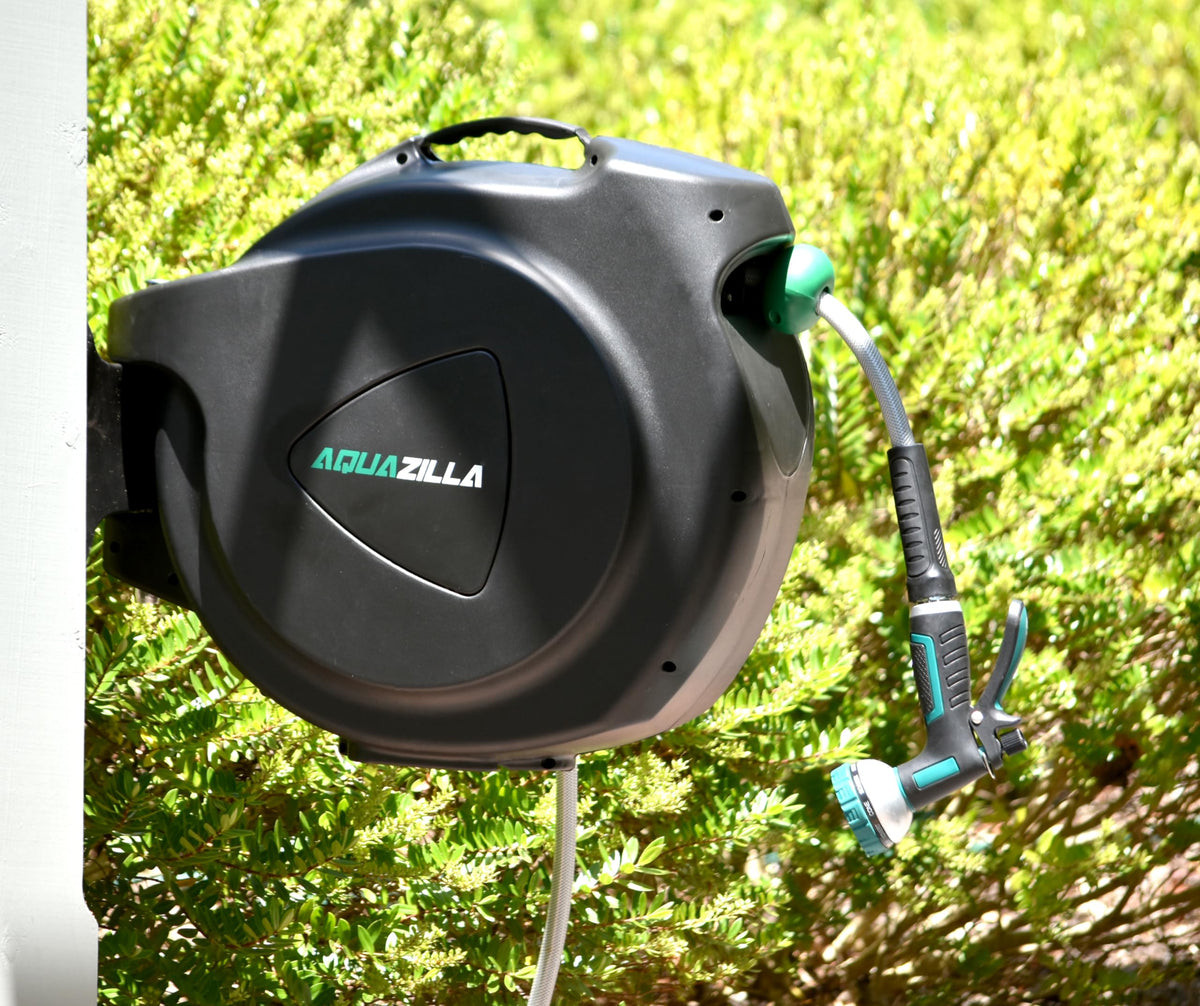 AQUAZILLA automatic rewind minimizes tangles and stores the hose neatly after use.