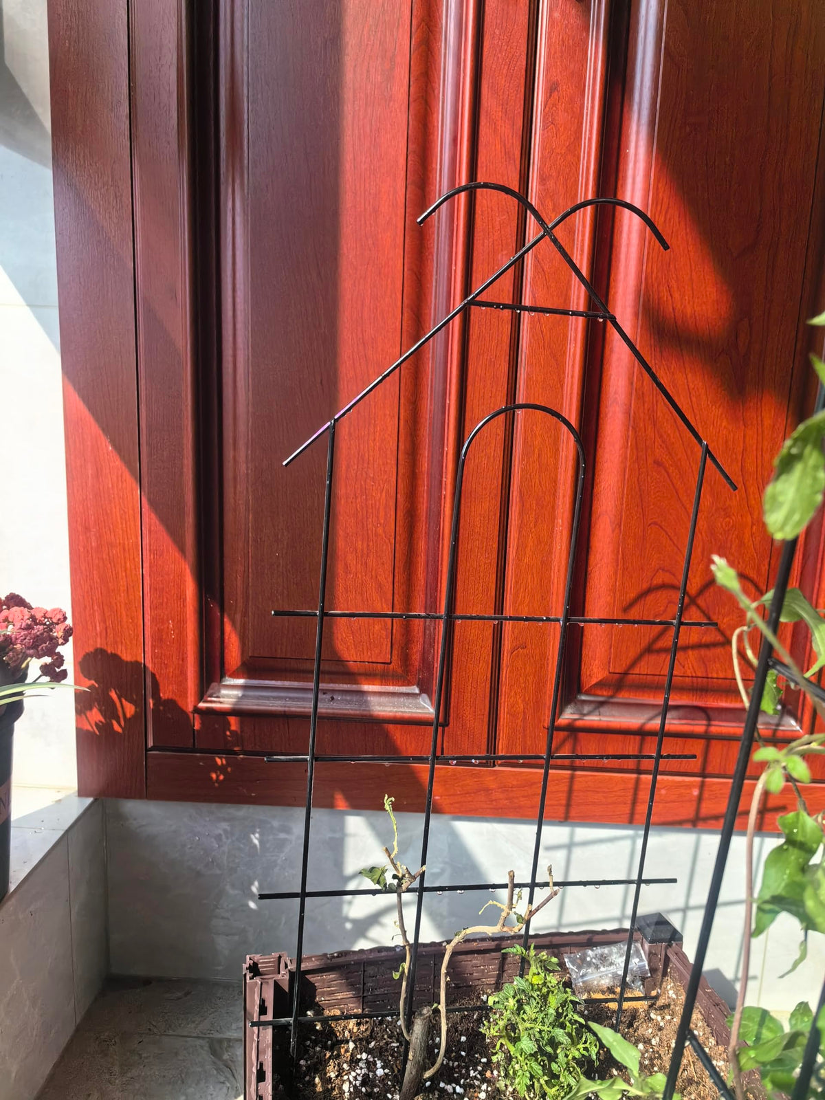 ARIFARO rust-resistant black coating protects indoor and outdoor use