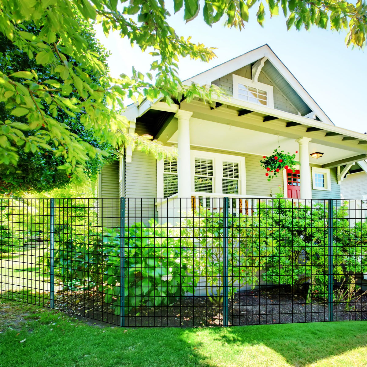 ARIFARO weatherproof metal post keeps fences straight.