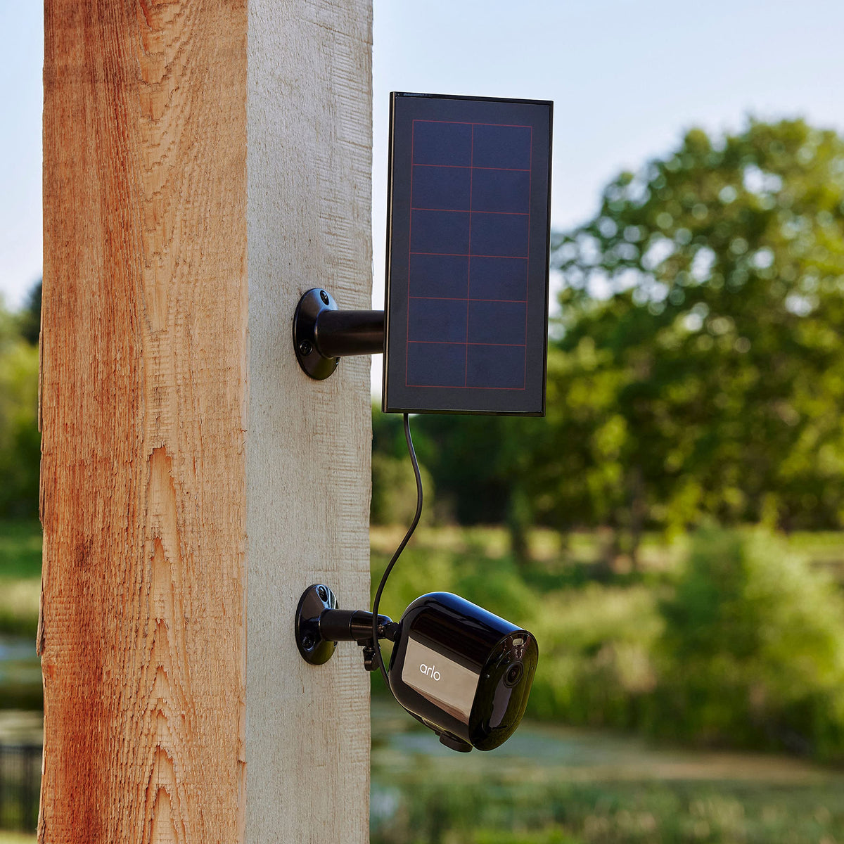 Arlo Solar Panel Charger weather-resistant design withstands outdoor conditions.