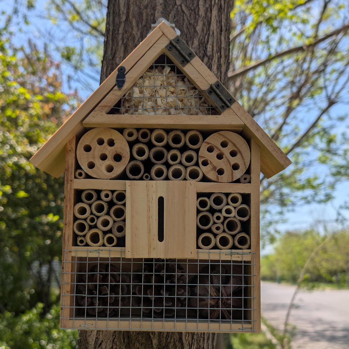 ARTAWEIN Niteangel hanging spot demonstrates versatile placement on walls, fences, or trees.