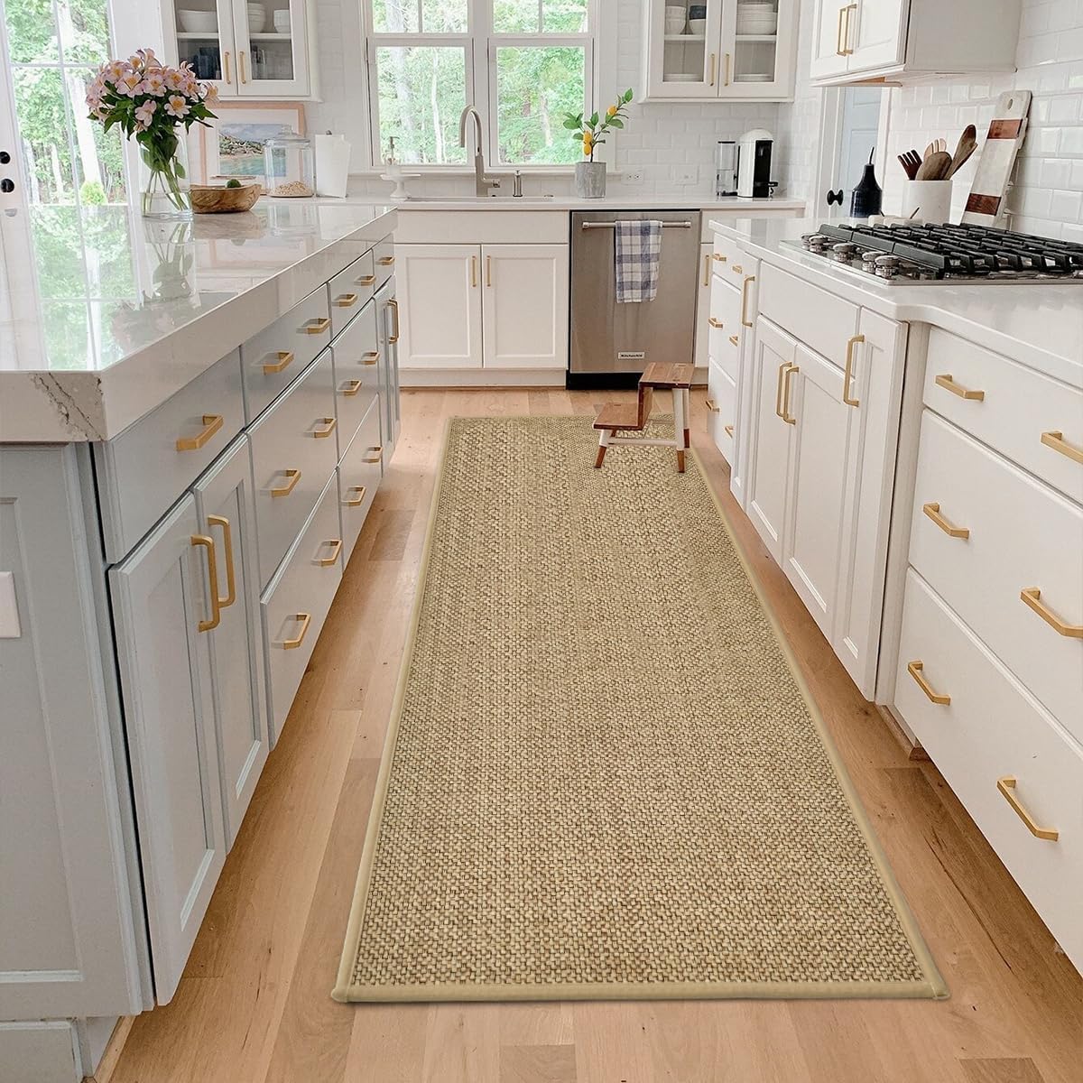 Artoid Mode chenille surface mat offers soft texture and quick spill absorption.