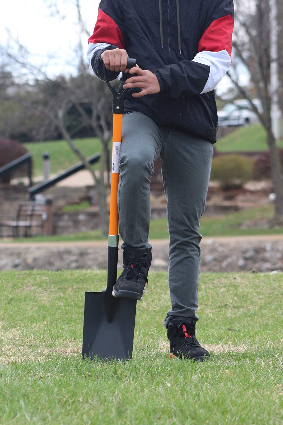 AshmanOnline ergonomic grip enables two-handed control for efficient digging.