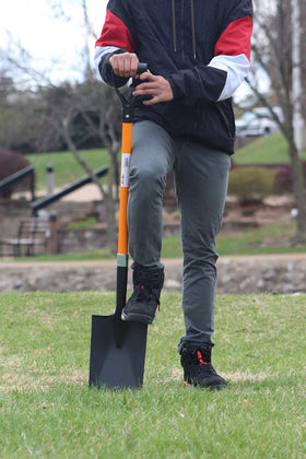 AshmanOnline ergonomic grip enables two-handed control for efficient digging.