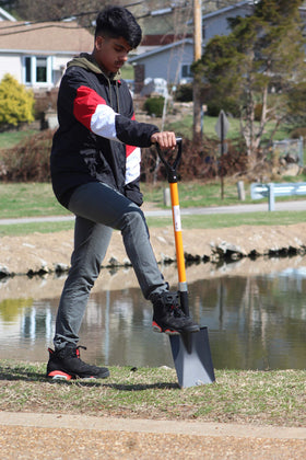 AshmanOnline lightweight shovel weighs 2.2 pounds for easy lifting.