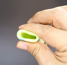 Atlantic soft flexible hose bends around plants with minimal kinks.