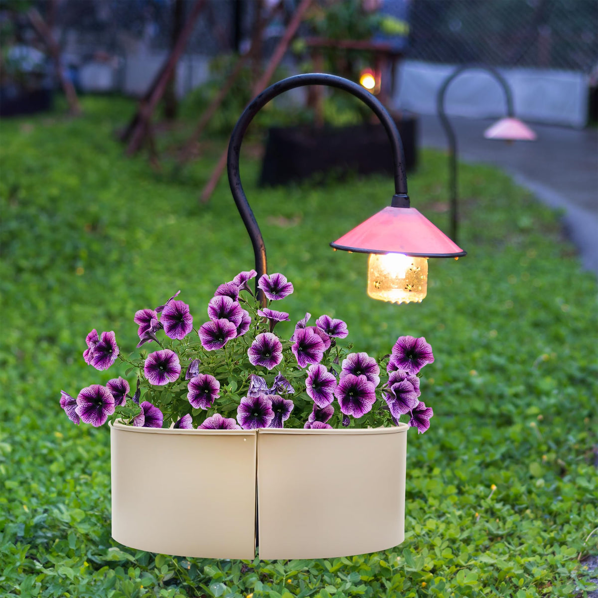 AuldHome Design pot includes little feet to protect your patio table surface.