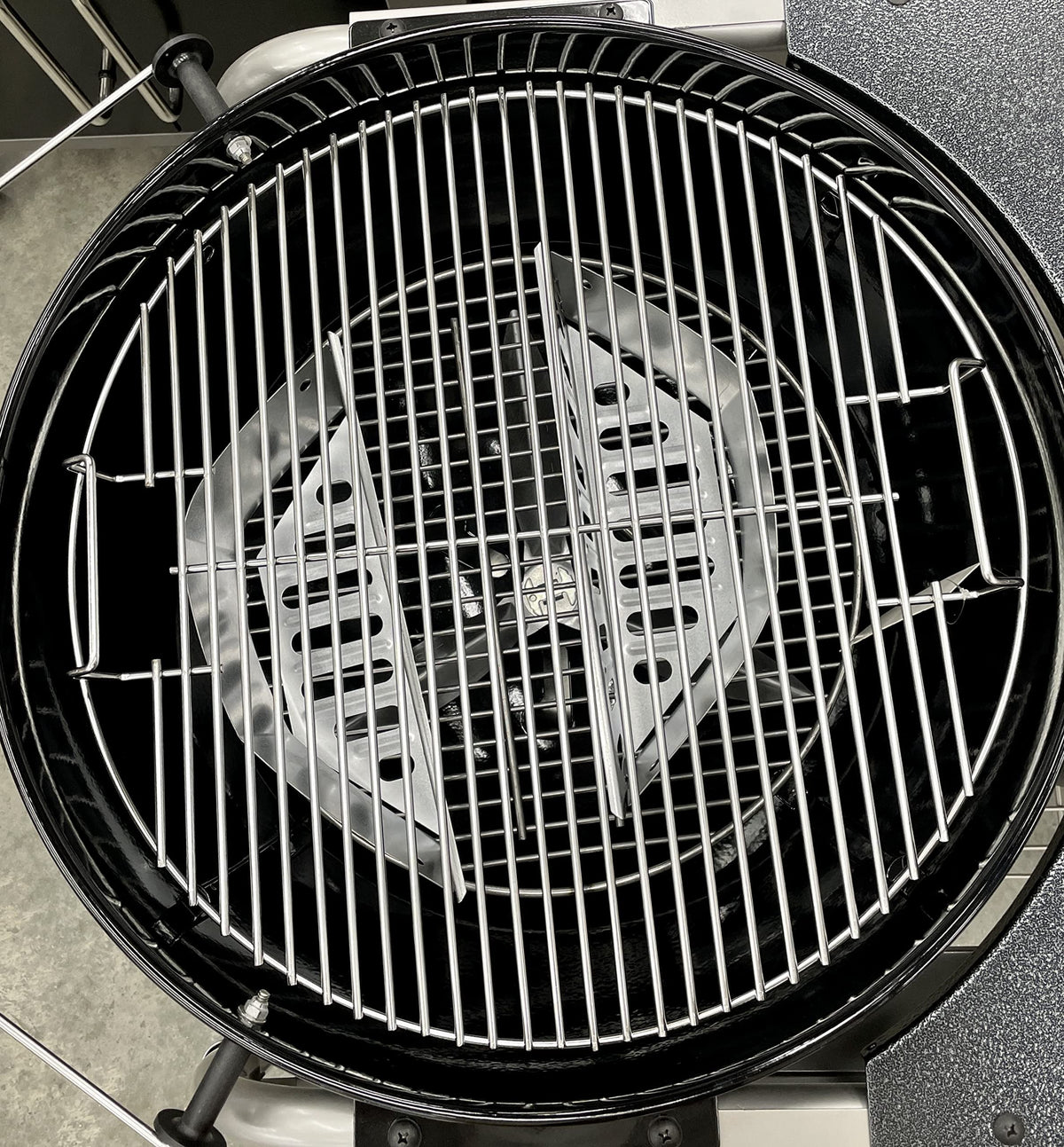 Aura Outdoor 22-inch grate compatibility, fits Weber Kettle and Recteq Bullseye.