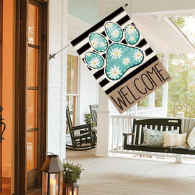 AVOIN colorlife sleeve-enabled flag fits standard poles for quick hanging.