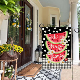 Baccessor Welcome Sweet Friends flag creates a warm, inviting yard atmosphere.