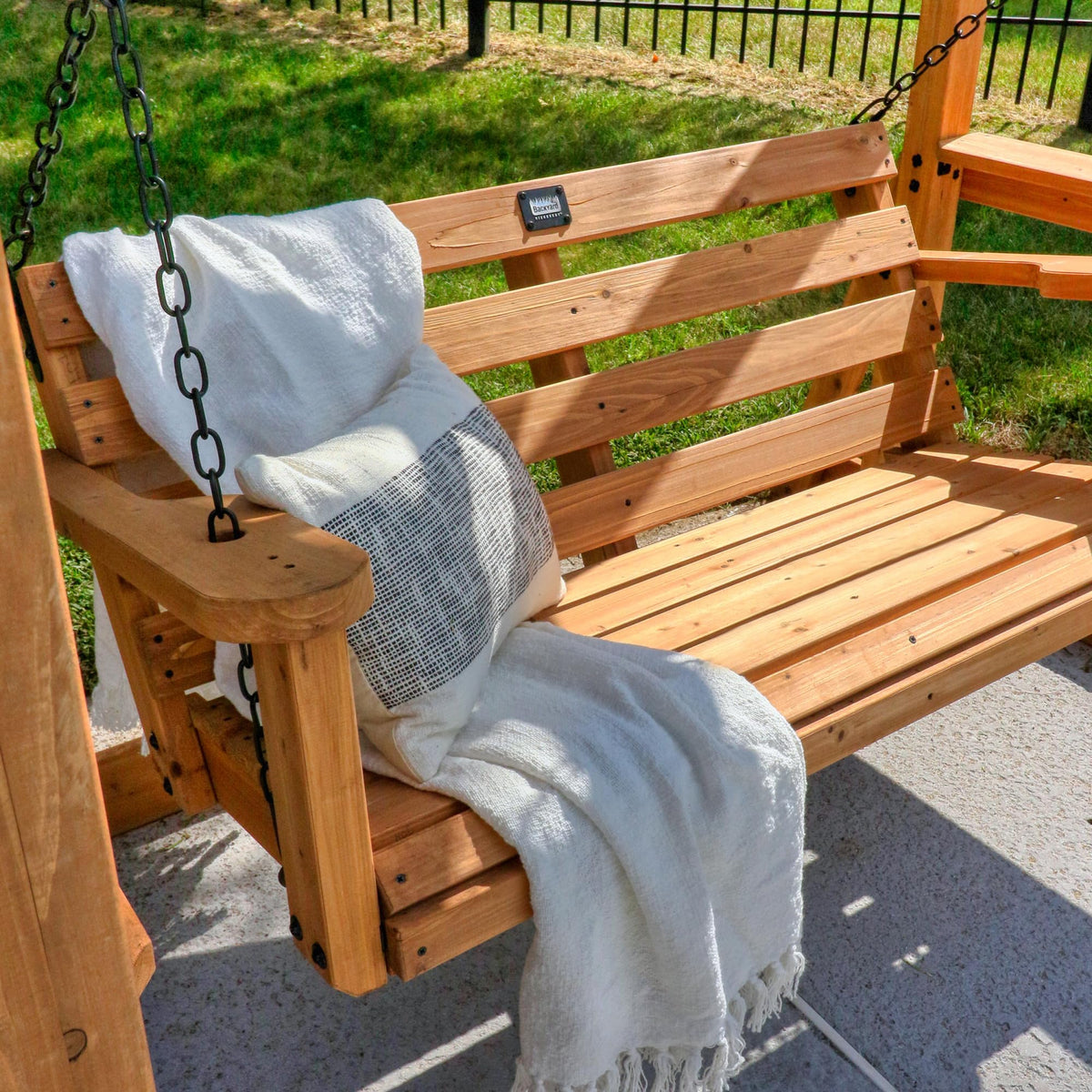 Backyard Discovery Callahan sturdy chains ensure secure hanging and smooth sway.