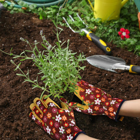 Ergonomic palm design improves grip for digging and planting.
