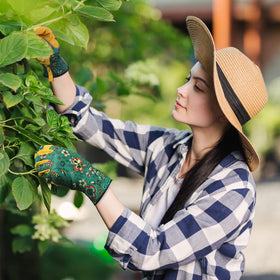 Bamllum gloves feature for pruning with flexible fingers