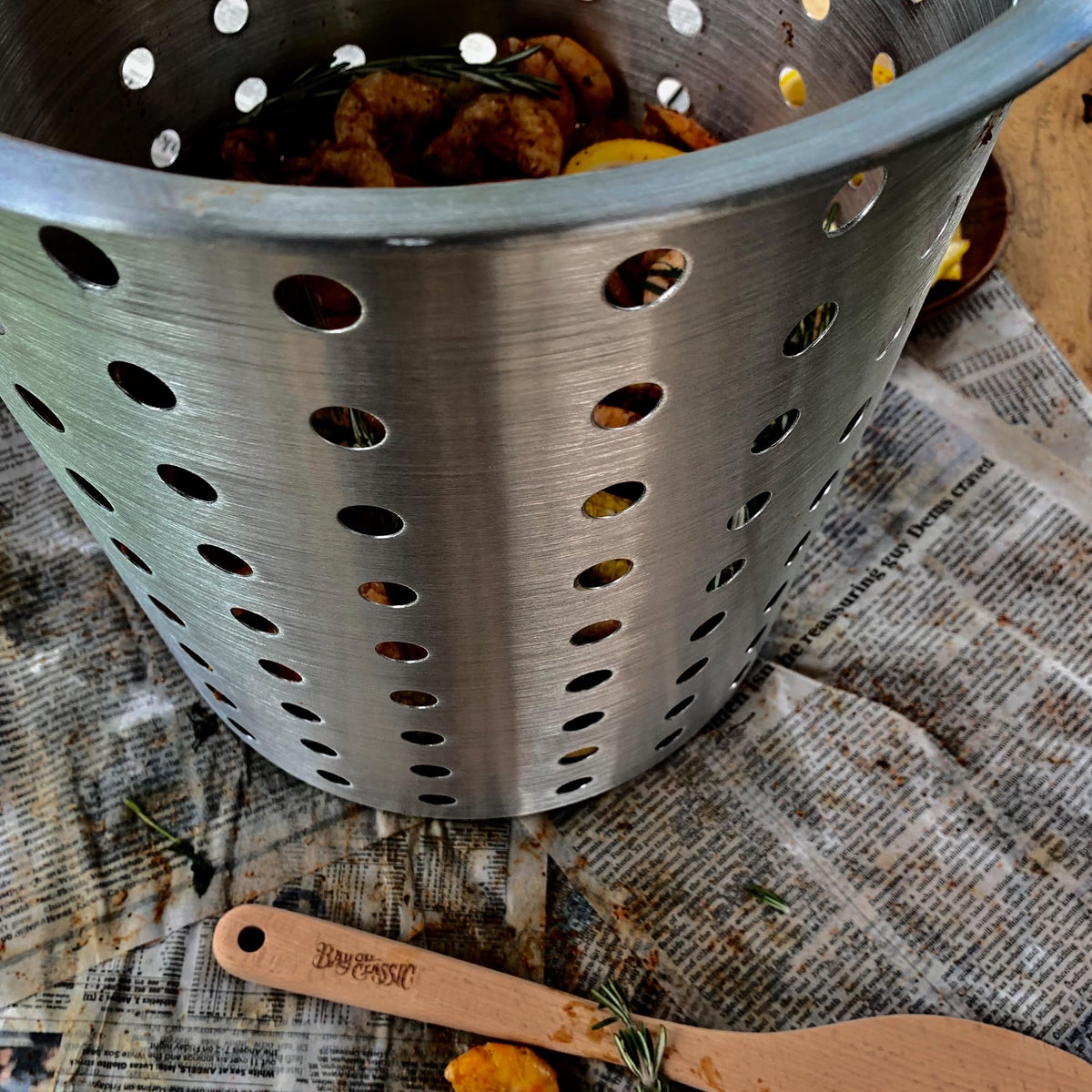 Bayou Classic 30 qt basket with sturdy handles for safe lifting and draining.