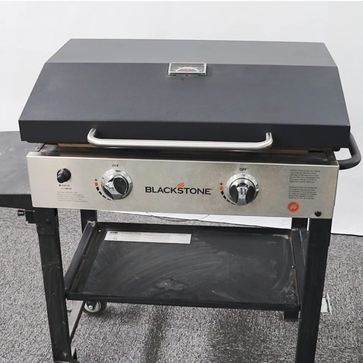 BBQration lid demonstrates heat retention on Blackstone 28 inch griddle