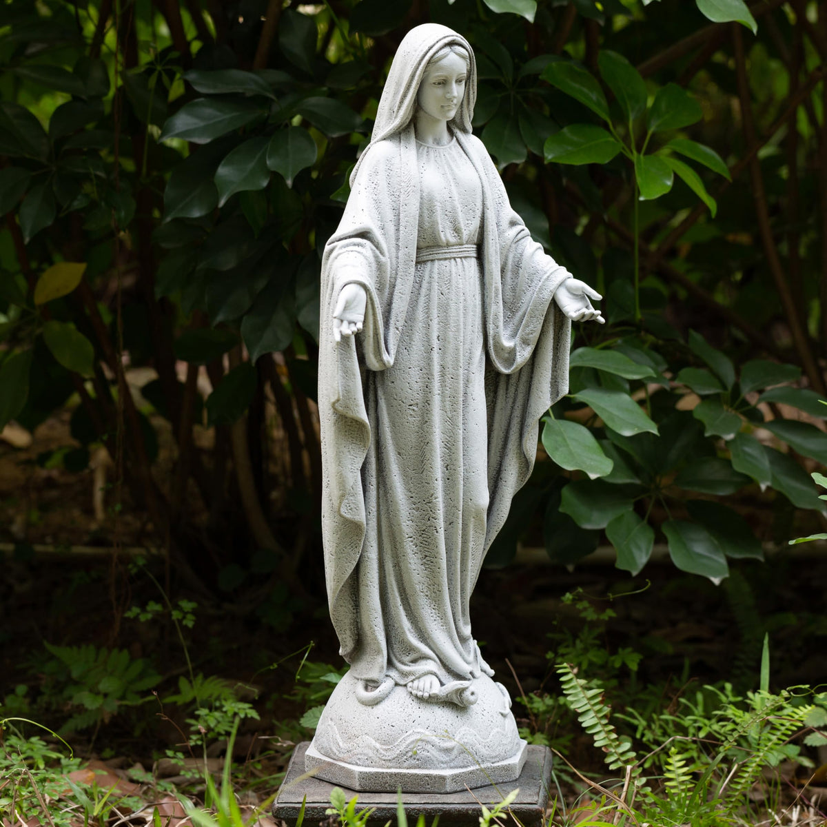 Close-up of Virgin Mary face detail on the 24in statue by BC Buildclassic