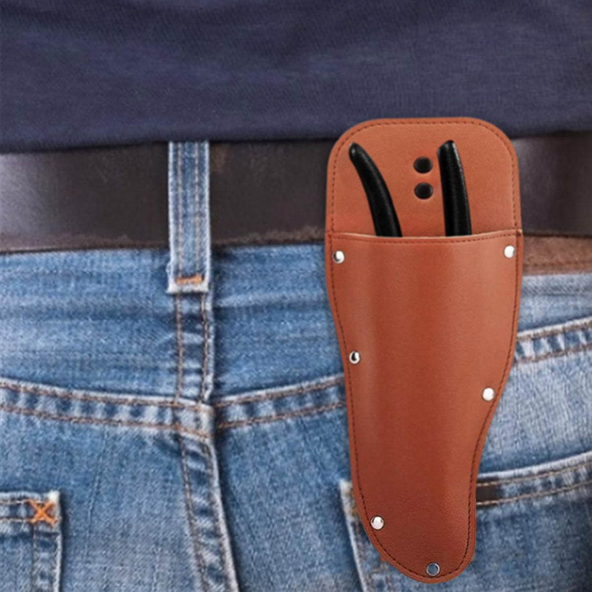 BDHRKTE durable waist sheath attaches easily to your belt.
