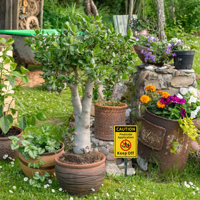 Beeveer complete kit with 3 signs and 3 stakes simplifies setup.