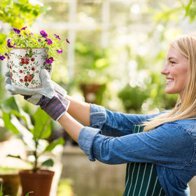Beeveer farmhouse planter makes a thoughtful housewarming gift.