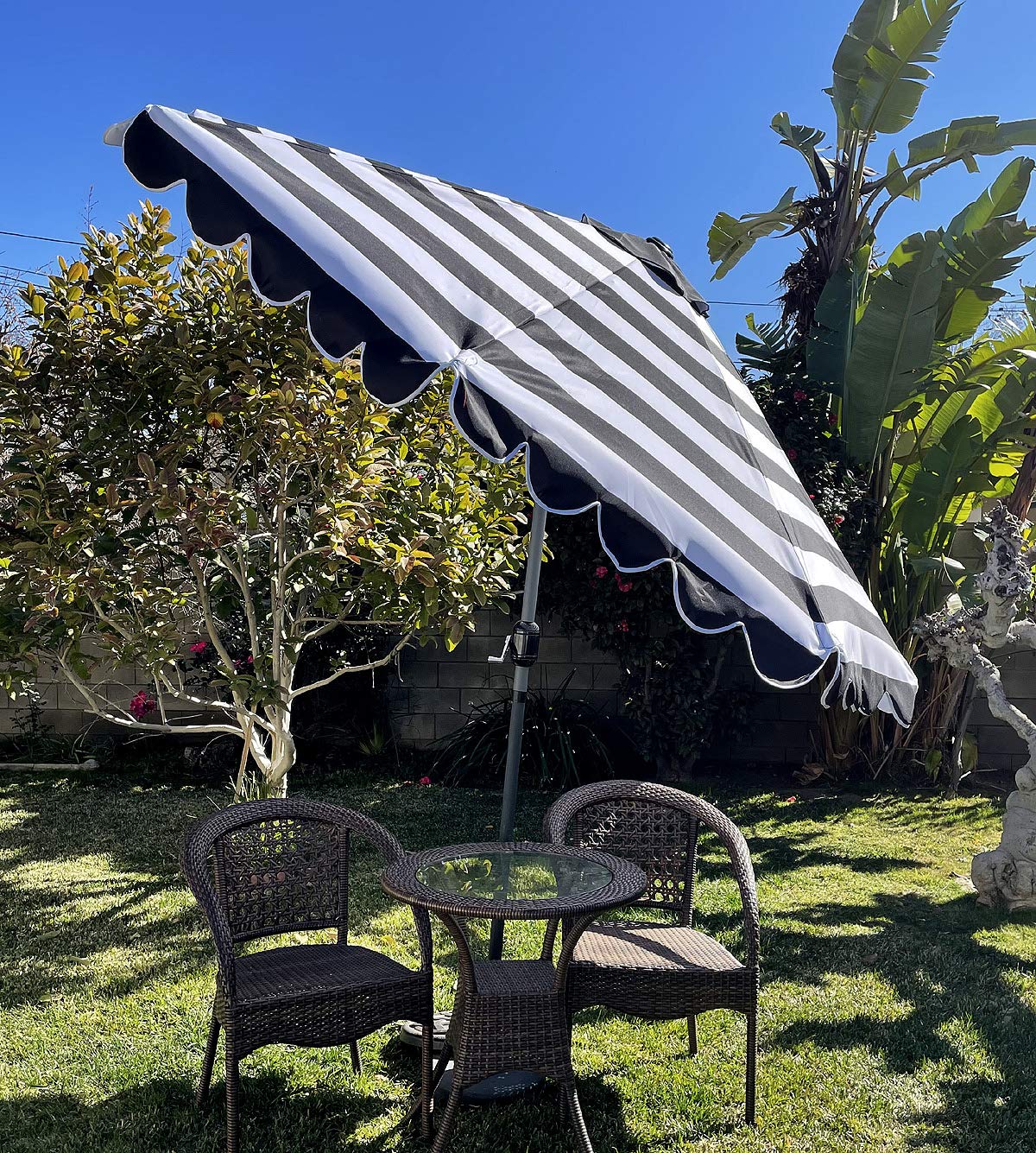 BELLRINO DECRO polyester fabric provides fade resistance and UV protection.