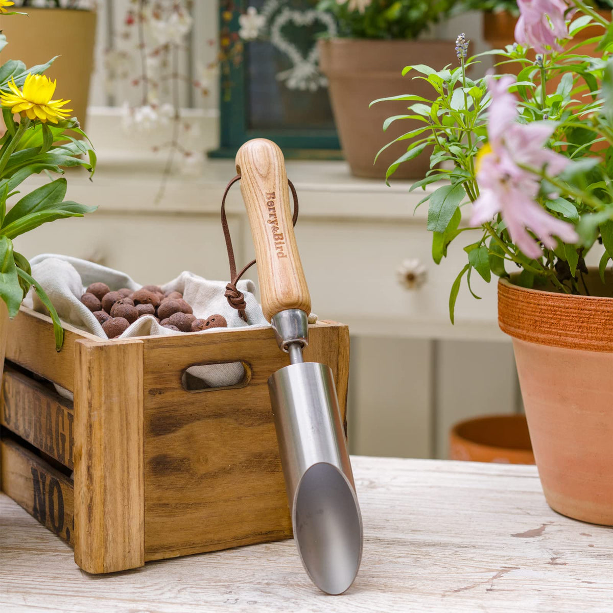 Berry&Bird bulb planter tool in garden shows ergonomic leverage