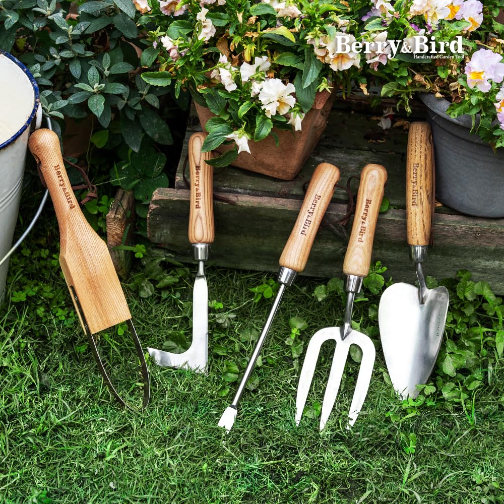 Ergonomic grip on Berry&Bird dandelion weeder for precise use