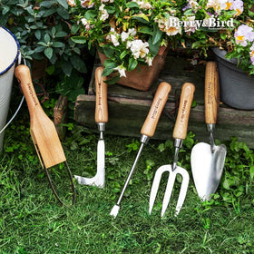 Ergonomic grip on Berry&Bird dandelion weeder for precise use