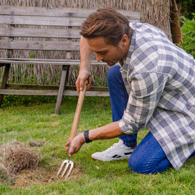 Berry&Bird ash wood handle offers ergonomic, comfortable grip during gardening.