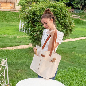 Berry&Bird garden bag with carry straps offers comfortable handling during long tasks.