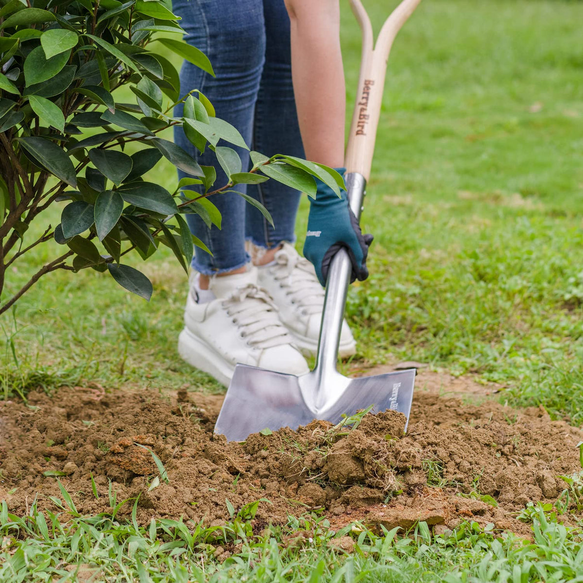 Berry&Bird multiuse garden tool suitable for planting, camping, and beach tasks.