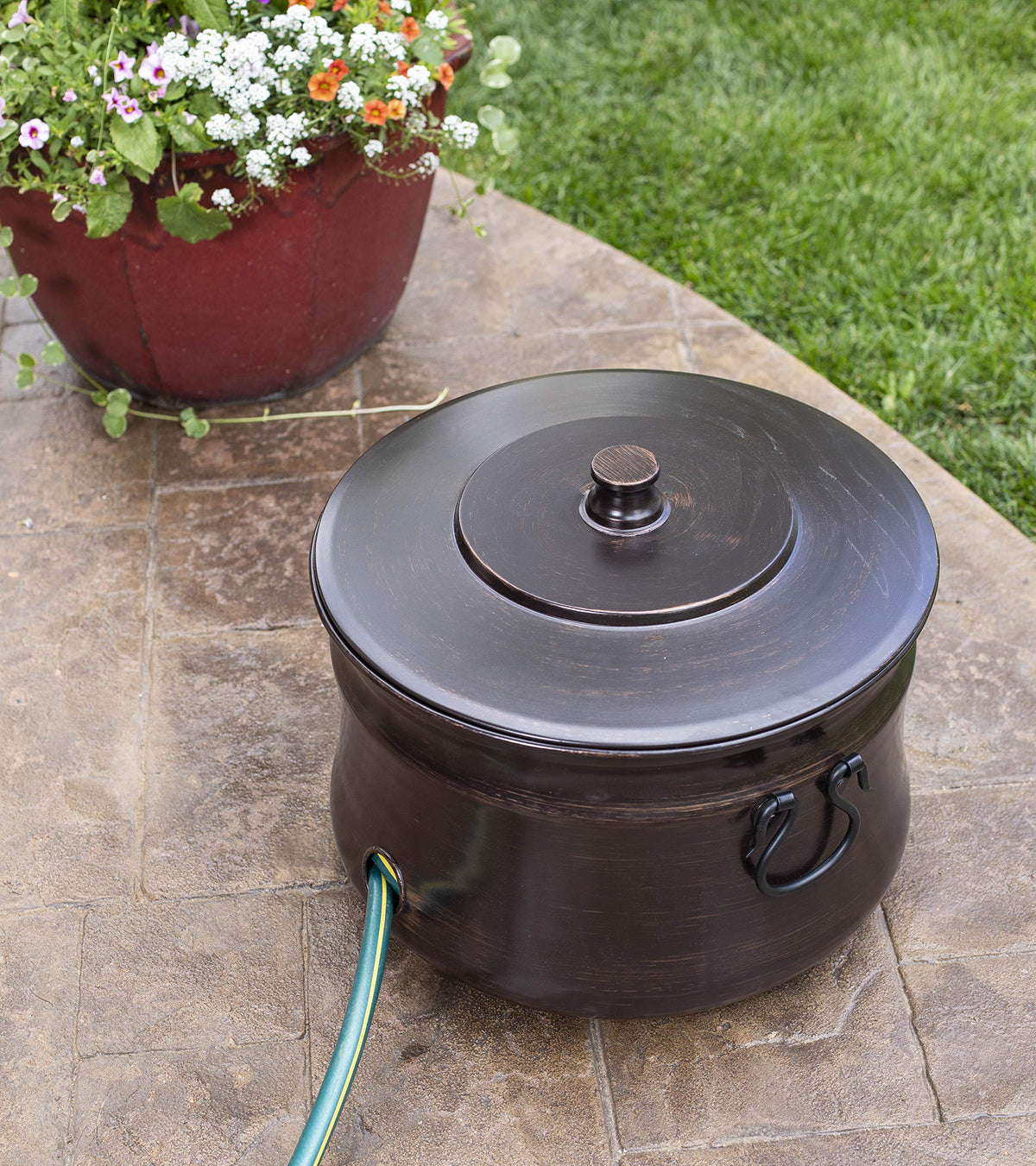 BIRDROCK HOME lift-off lid provides quick access and tidy concealment.